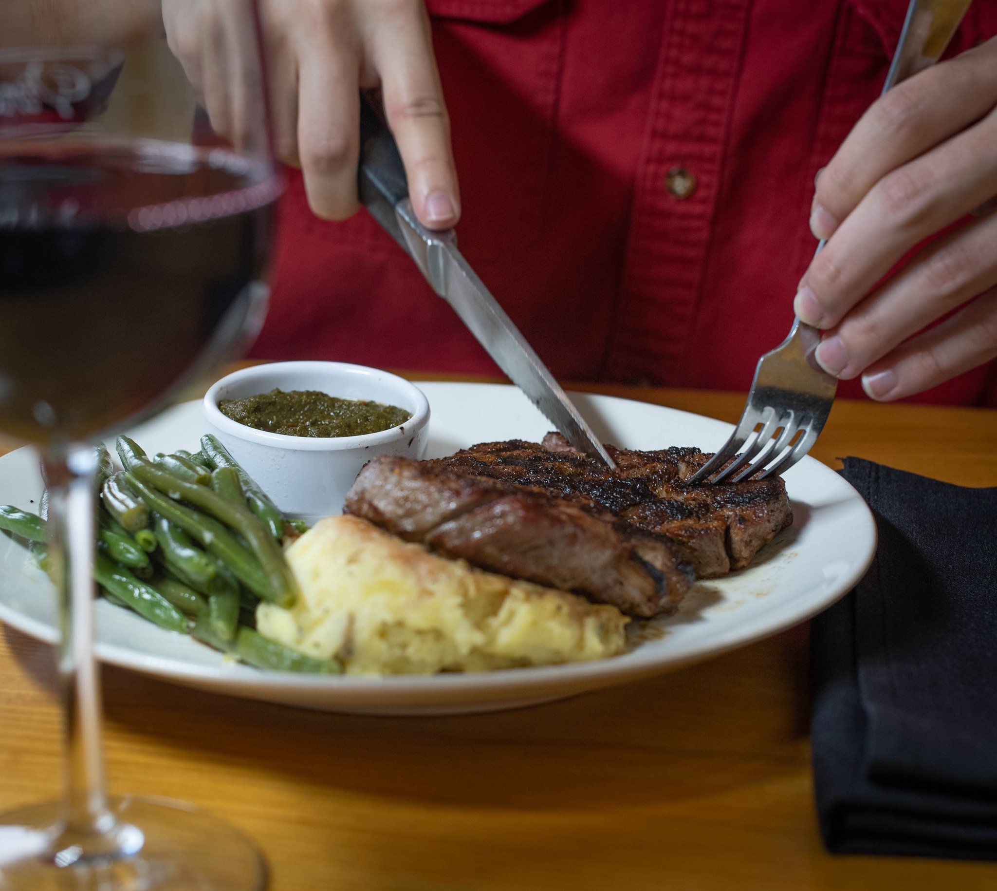 Rare? Medium? Well-done? No judgments here! 🍴🥩 Dive into our 12oz Ribeye, perfectly paired with garlic mashed potatoes and roasted green beans. Get a glass of wine on tap for the ultimate dining experience.

#NapaFlats #NapaFlatsWoodFiredKitchen #1