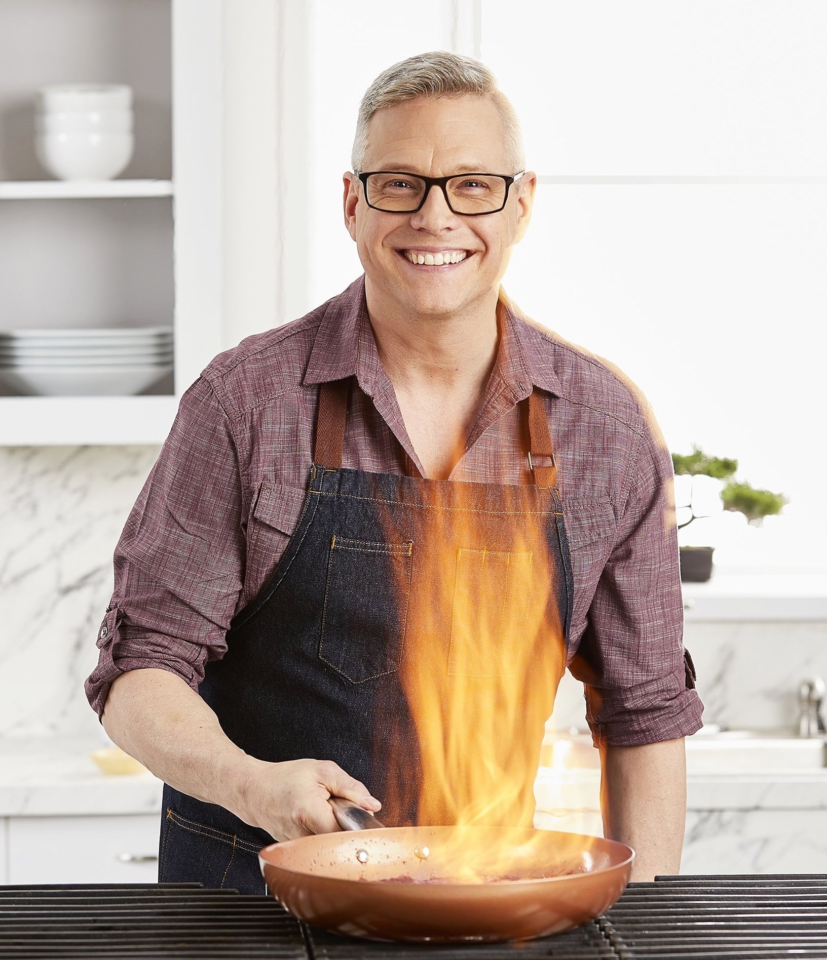 04182018_MiracleChefAirFryerOven_Hosts19170_Crop.jpg