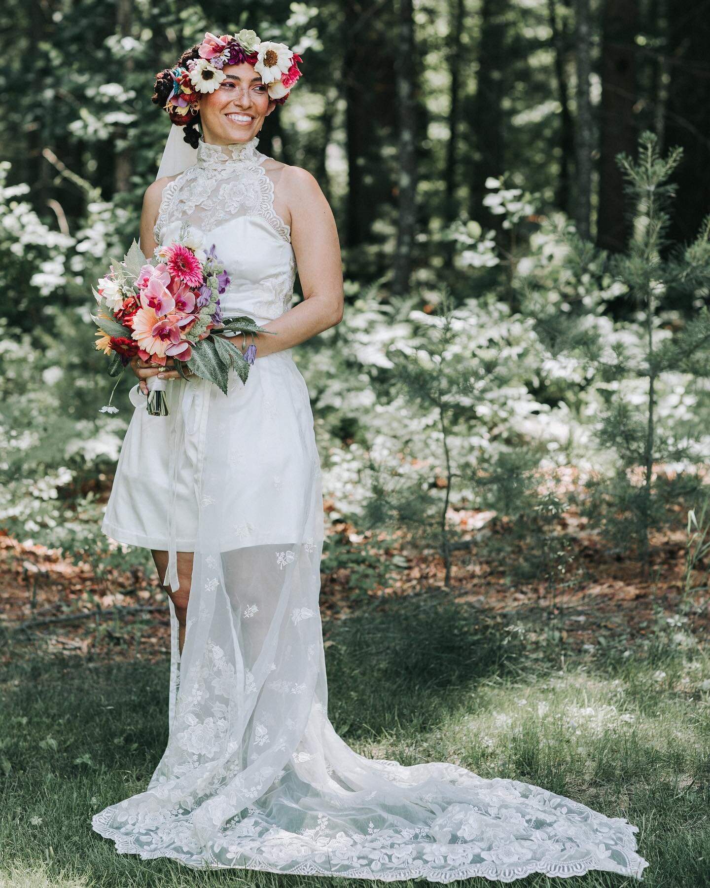 Looking back one year ago when I had the honor of being a part of my two friends wedding by creating the brides wedding outfit. This unconventional outfit consisted of 3 pieces: a high neck top, high waisted shorts (with pockets!), and a detachable t