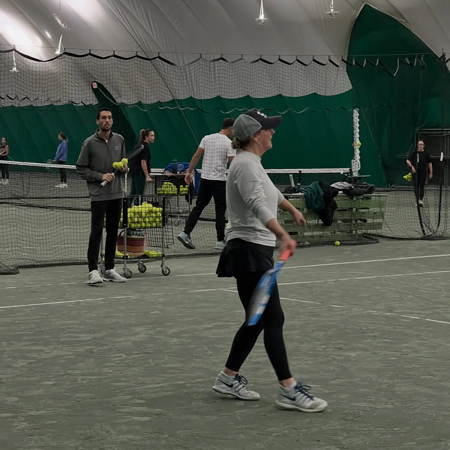 No time for full season clinics? ✅ Drop in!
🎾 Point Play – cardio + competition
💃 Ladies Match Play – structured matches
👊 Men’s Night – weekly round robin
Play when it fits your schedule — no commitment required.
