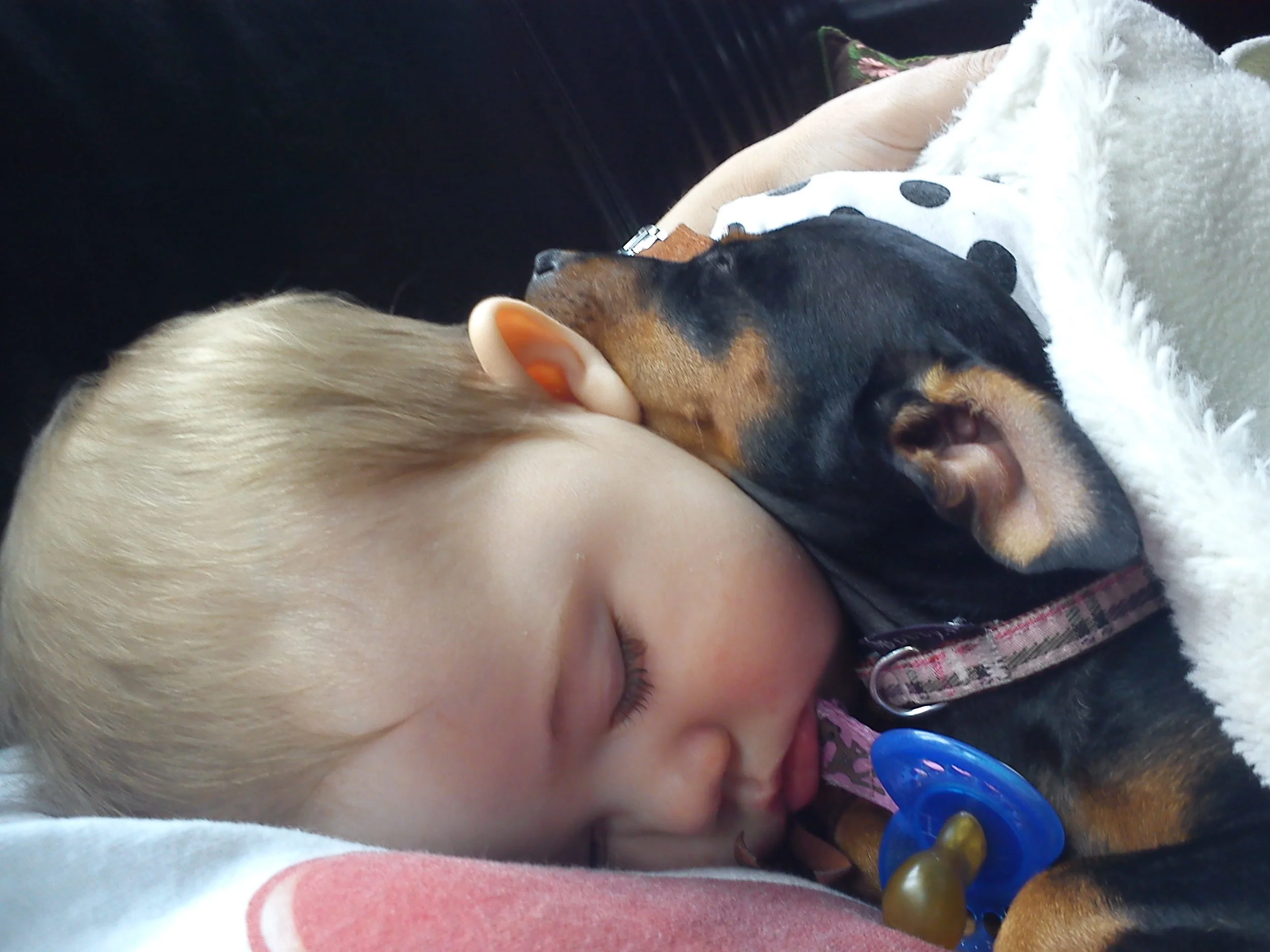 Nemi babysitting Debora