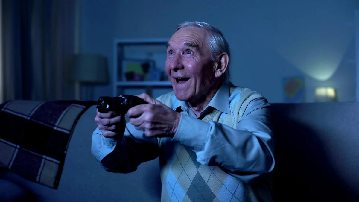 Asilos enseñan abuelitos a jugar videojuegos para que puedan jugar con sus nietos