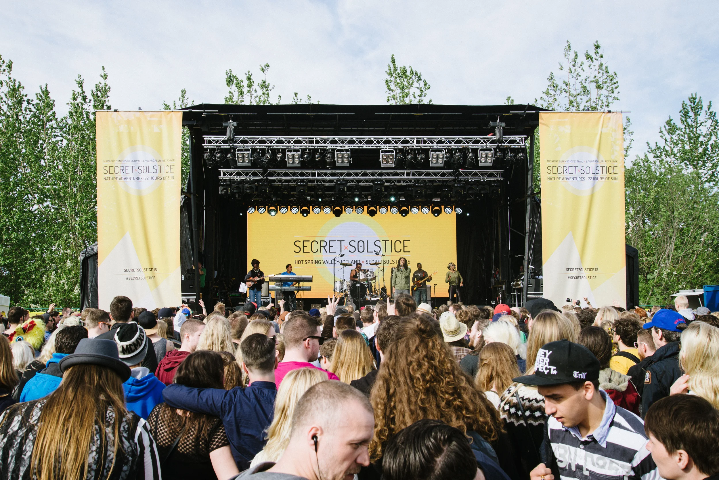 Crowd 1.jpg