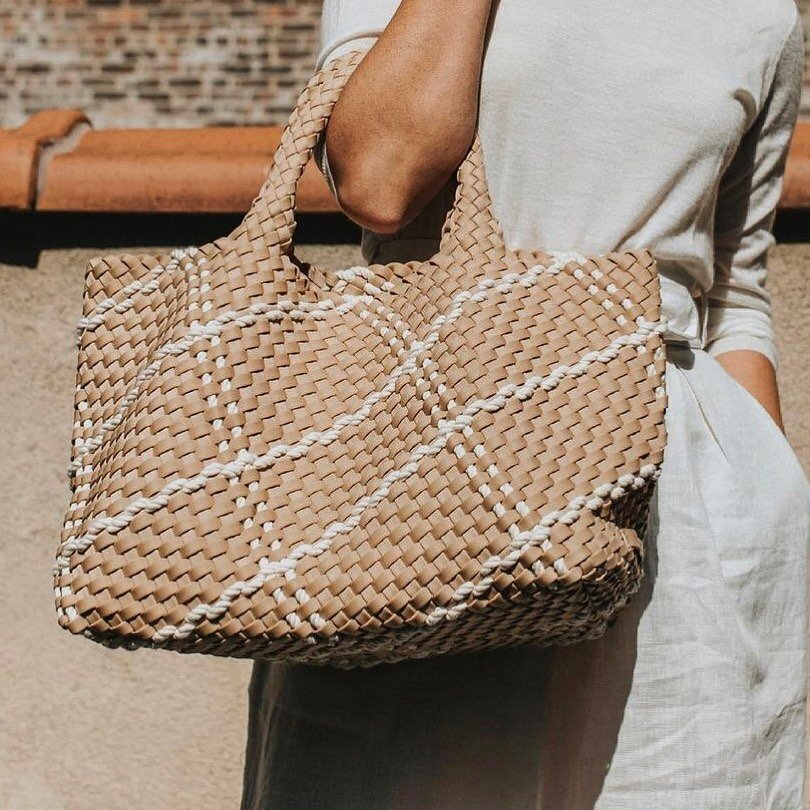 Back to school 🏫 = new handbag for mom 😉🙂 featuring St. Barths Handbag Camel Rope it includes a zippered pouch for your little treasures. Available also in Mini St. Barths Crossbody Tote Camel Rope size with adjustable straps. #moodlifeclub #woven