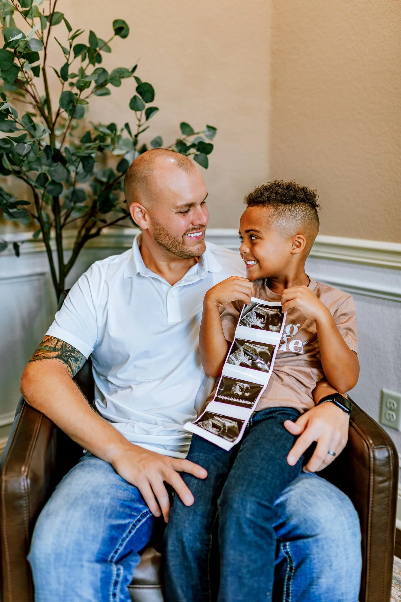 Arkansas Pregnancy Announcement Photographer | The Eckard Family's In-Home Session