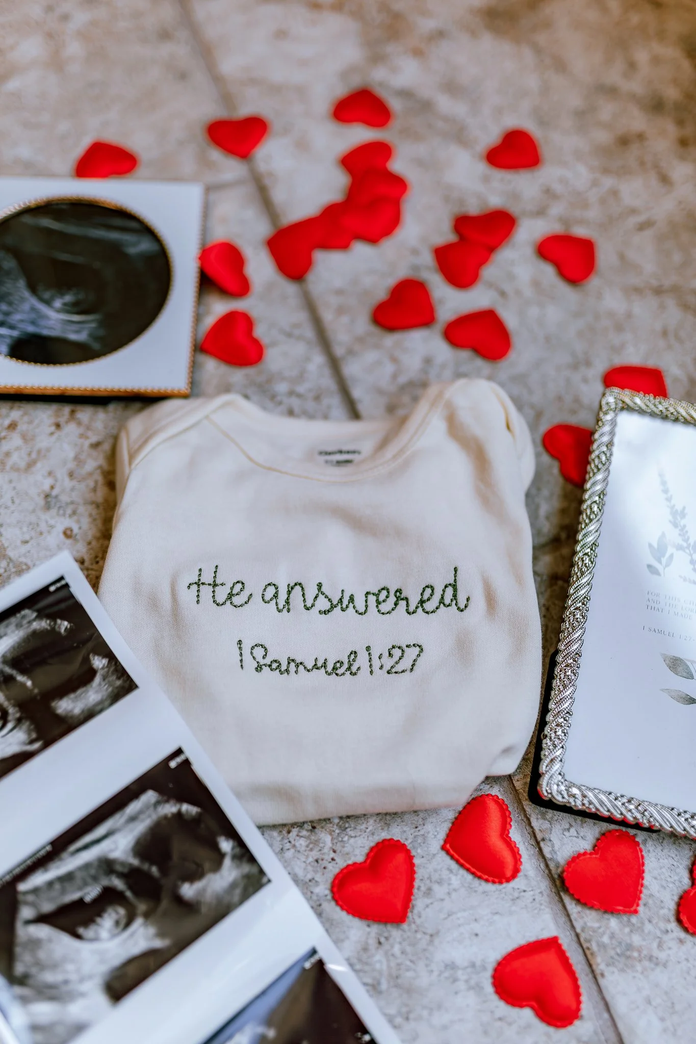 Arkansas Pregnancy Announcement Photographer | The Eckard Family's In-Home Session