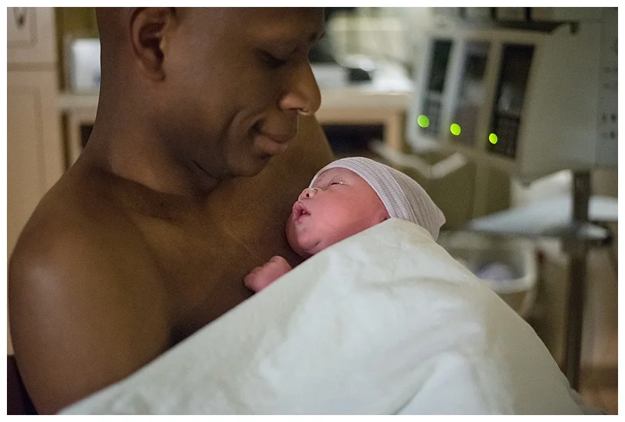 newborn-skin-to-skin-with-dad