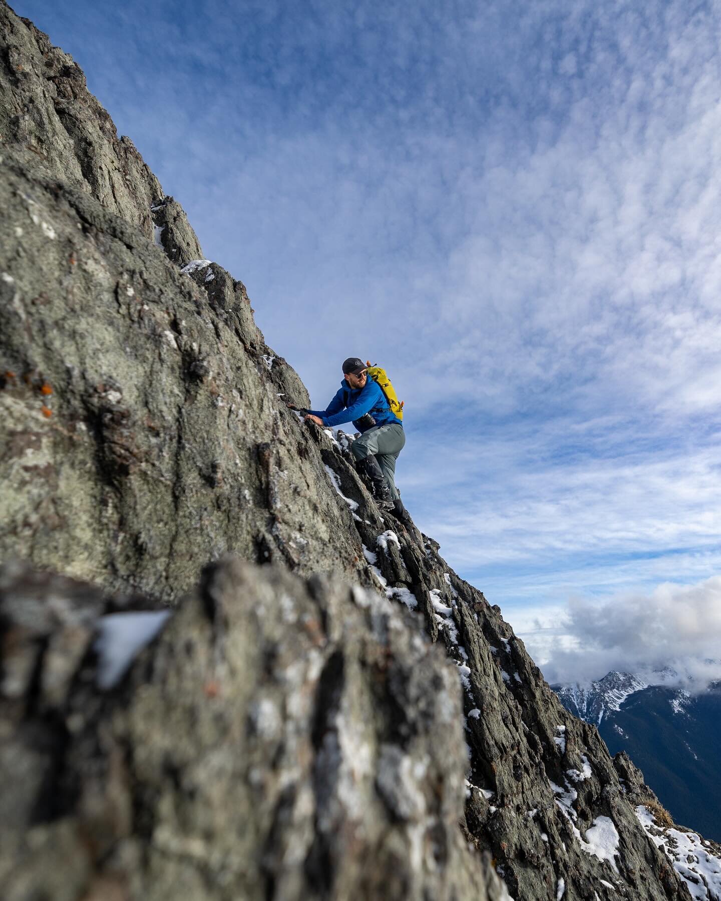 Love me some dry rock in the wintertime! 📸 @ryanradman #lifeisbetteroutside #hellyhansen #pnwpeakbaggers #wanderwashington #pnwhiking #pnwwonderland #washingtonexplored #pnw #olympicmountains #pnwadventures #ourpnw #washingtontrails #buckhornwildern