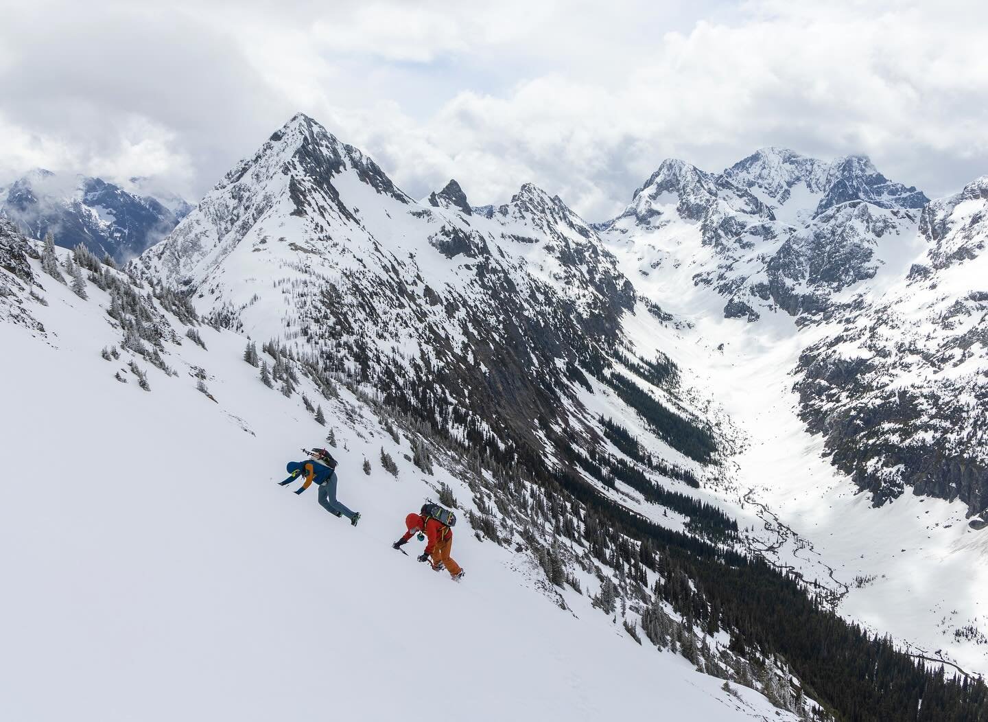 Spent Saturday face-in on steep snow in the North Cascades chasing down a top 200 peak with my pals @lukehelgeson and @ryanradman 

#kitlingpeak #honeymoonhump #easypass #northcascades #northcascadeshighway #northcascadesnationalpark #top200 #washing