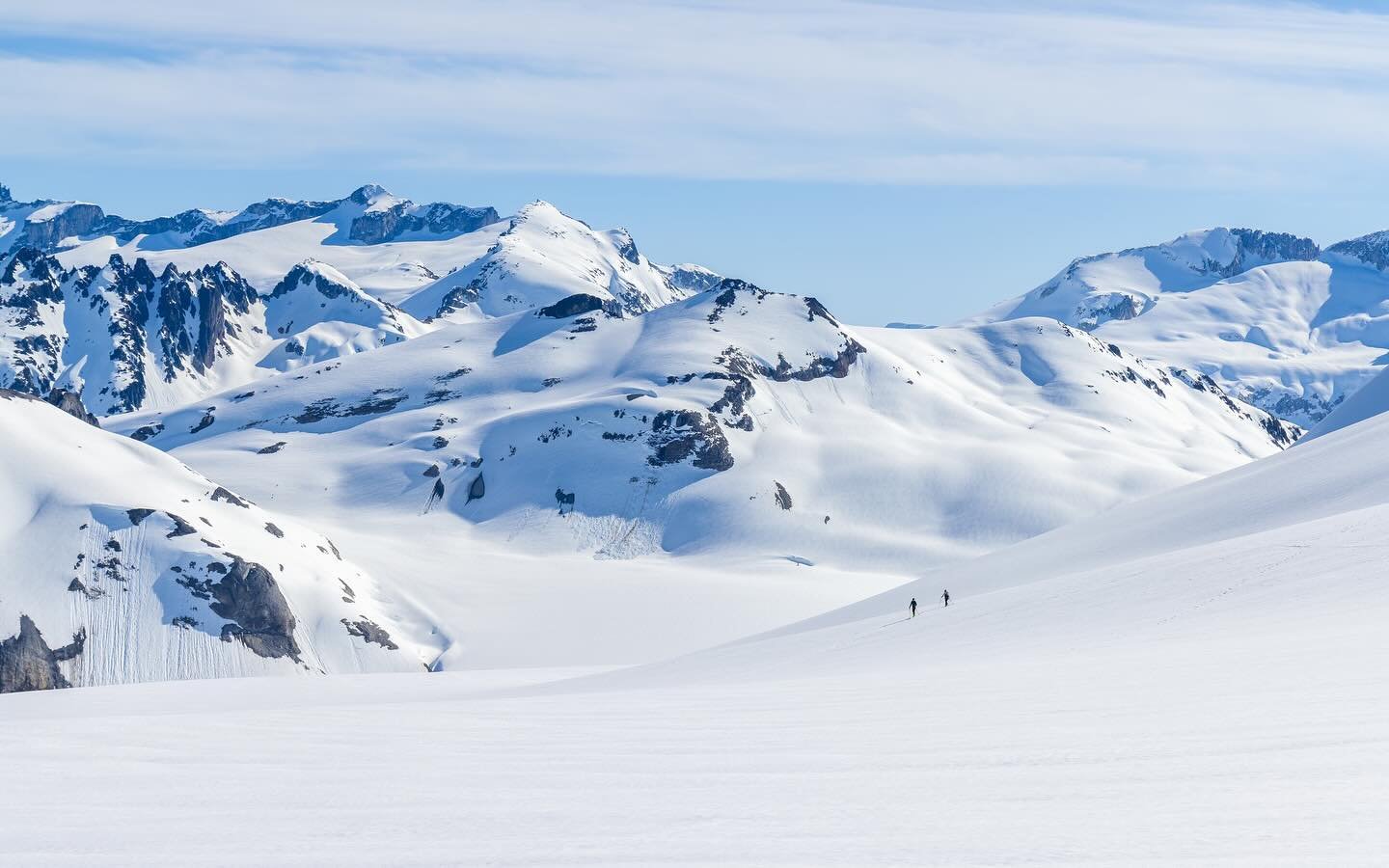 Feeling small in big places.

#lifeisbetteroutside #mountgaribaldi #garibaldiprovincialpark #squamish #squamishadventure #britishcolumbia #backcountryskiing #cascadevolcanoes @hyperlite_mountain_gear @hellyhansen #hyperlitemountaingear #hellyhansen @