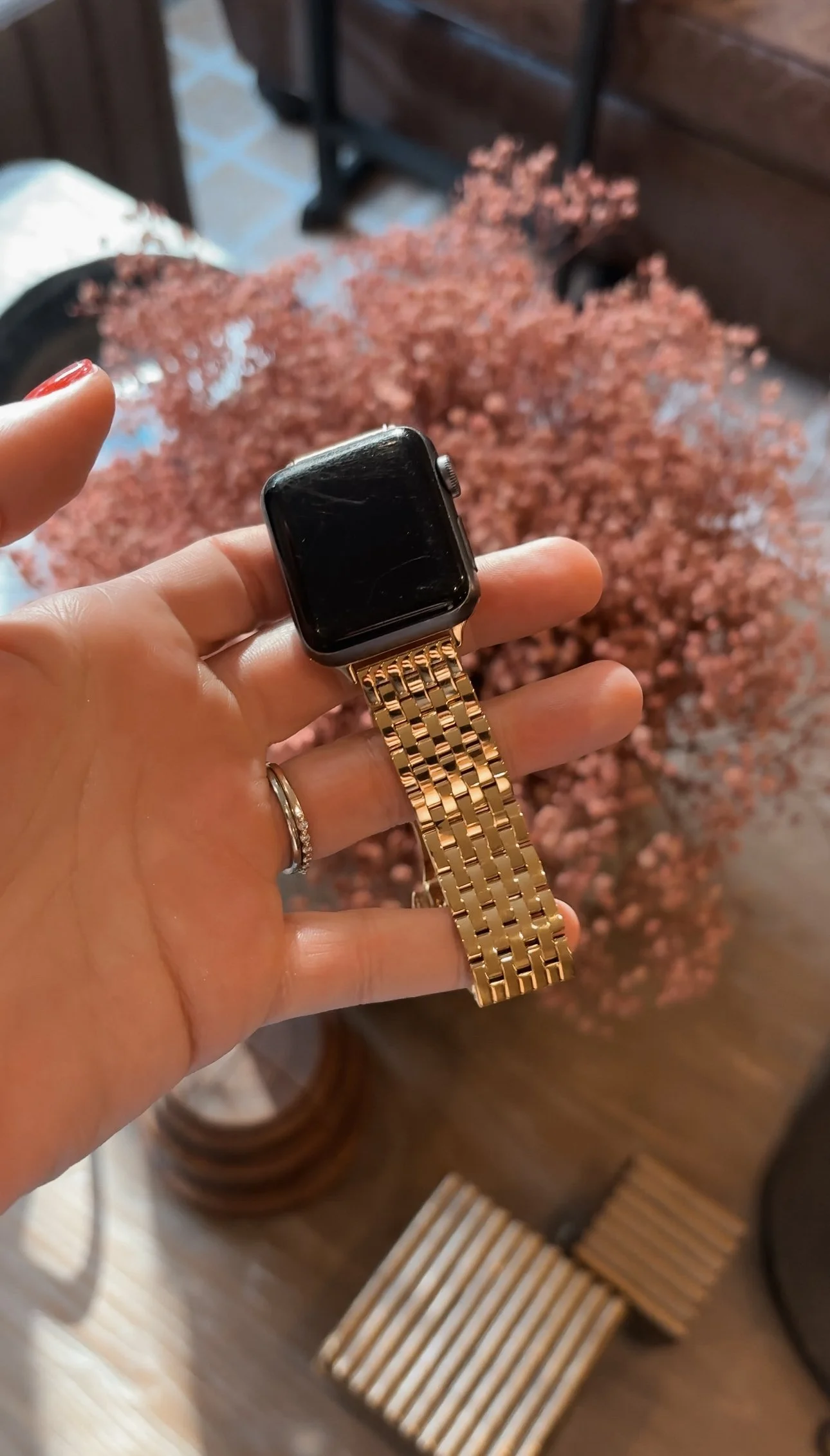 The Quince metal gold watch band does not disappoint! It looks so luxurious and elevates your outfits.