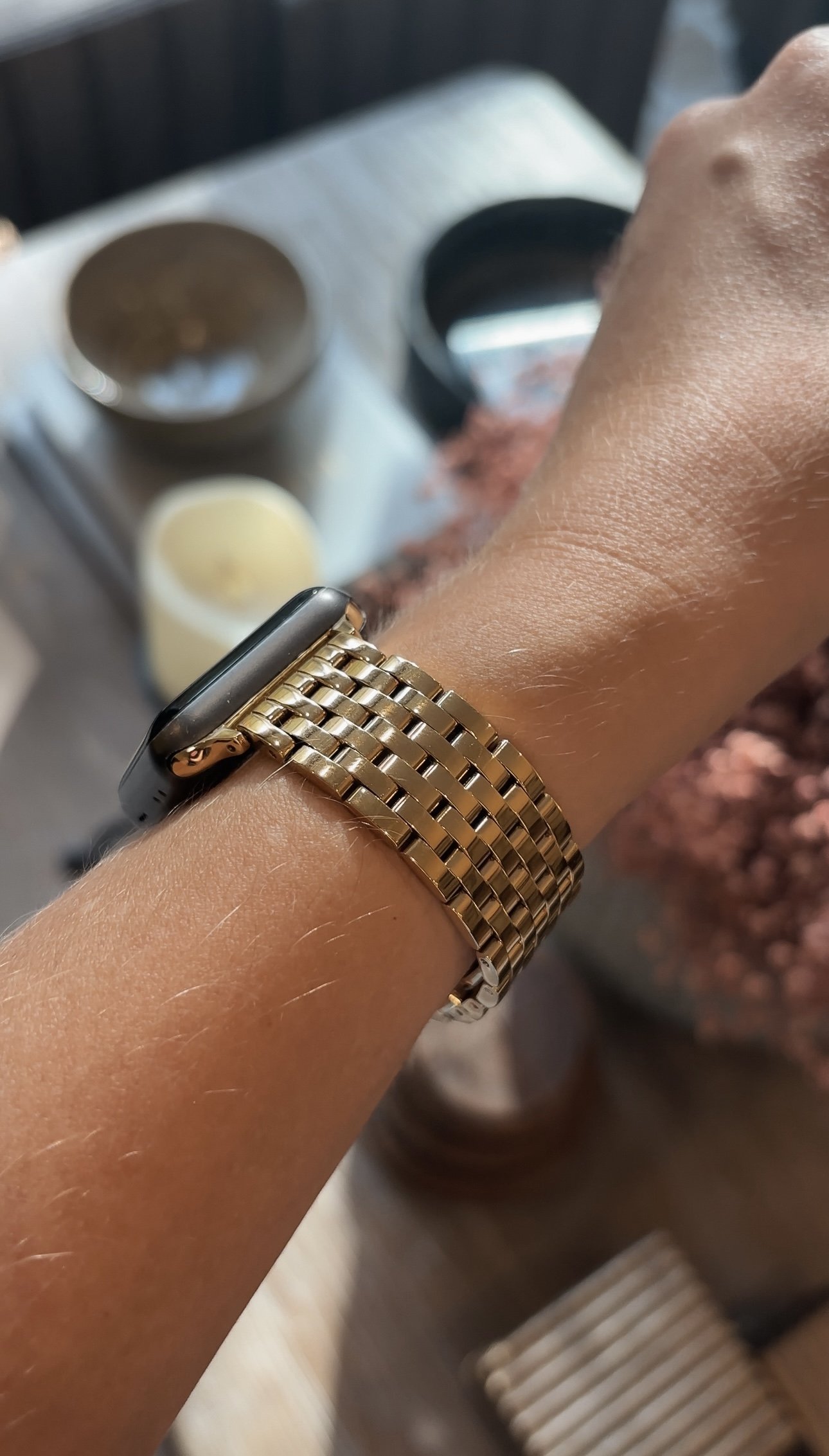 This Quince Stainless Steel gold apple watch band makes my apple watch look so much more stylish! I love the metal finish, weight, and affordable price.