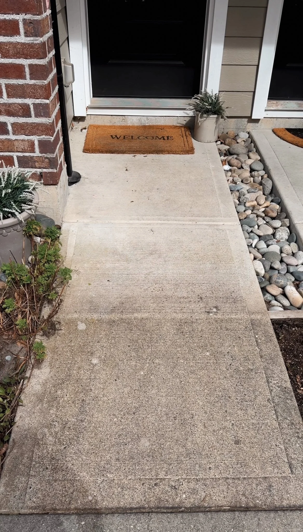 How to clean a driveway with a pressure washer