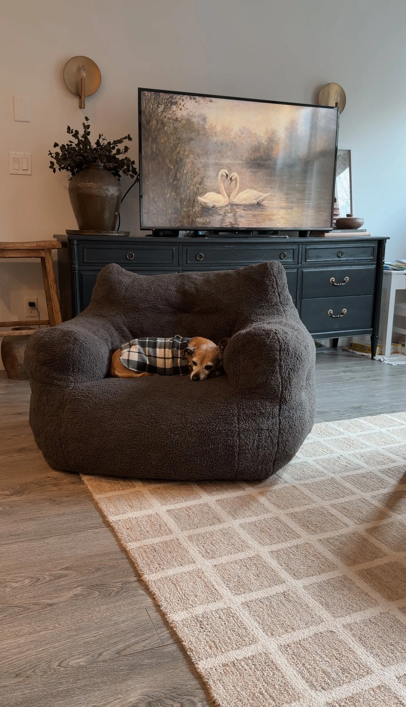 This fabric teddy bean bag chair looks great in our modern organic living room and if its an adult too! Love that it has a handle and a side pocket also.