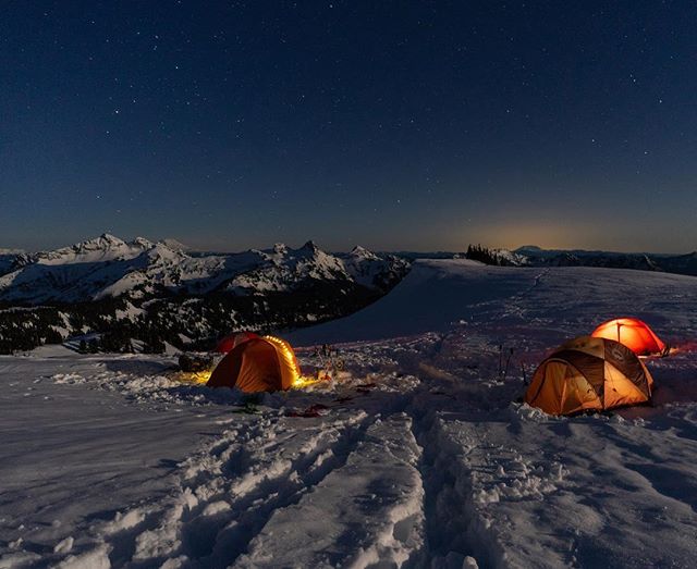 I keep saying how excited I am that snow camping season is over and then @sarina_clark reminds me we are going to be snow camping long into the summer for some of the trips we have planned 😭 It&rsquo;s not all bad though, especially on a clear night