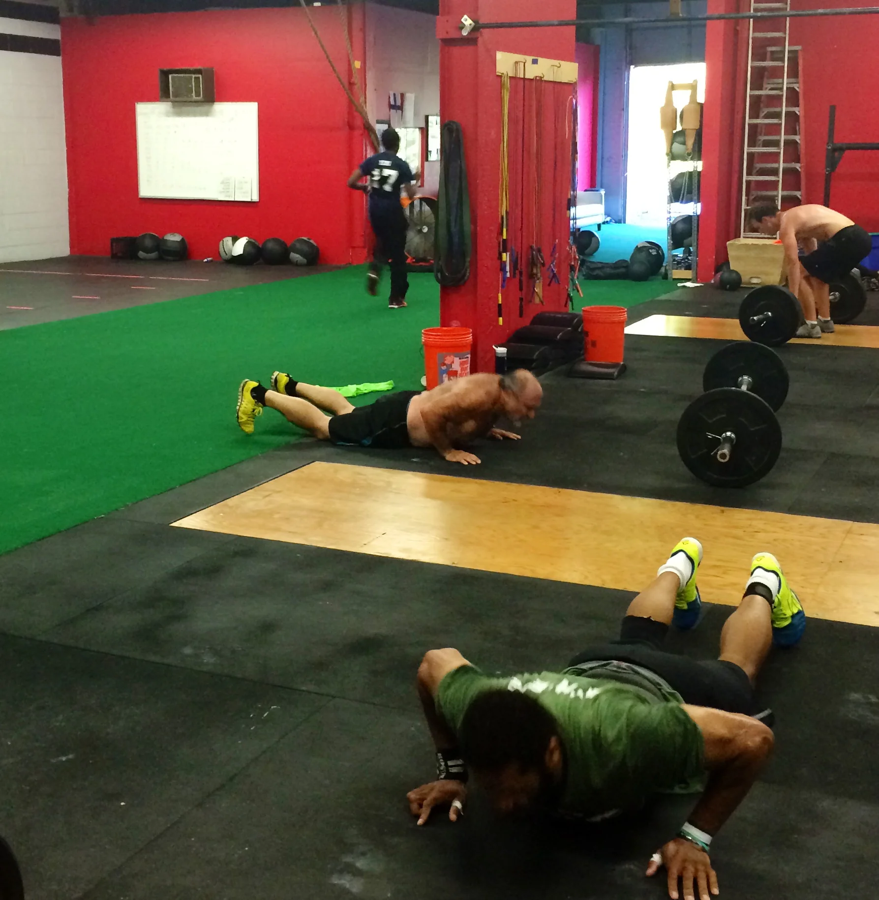 Bruce showing the yunggins how its done