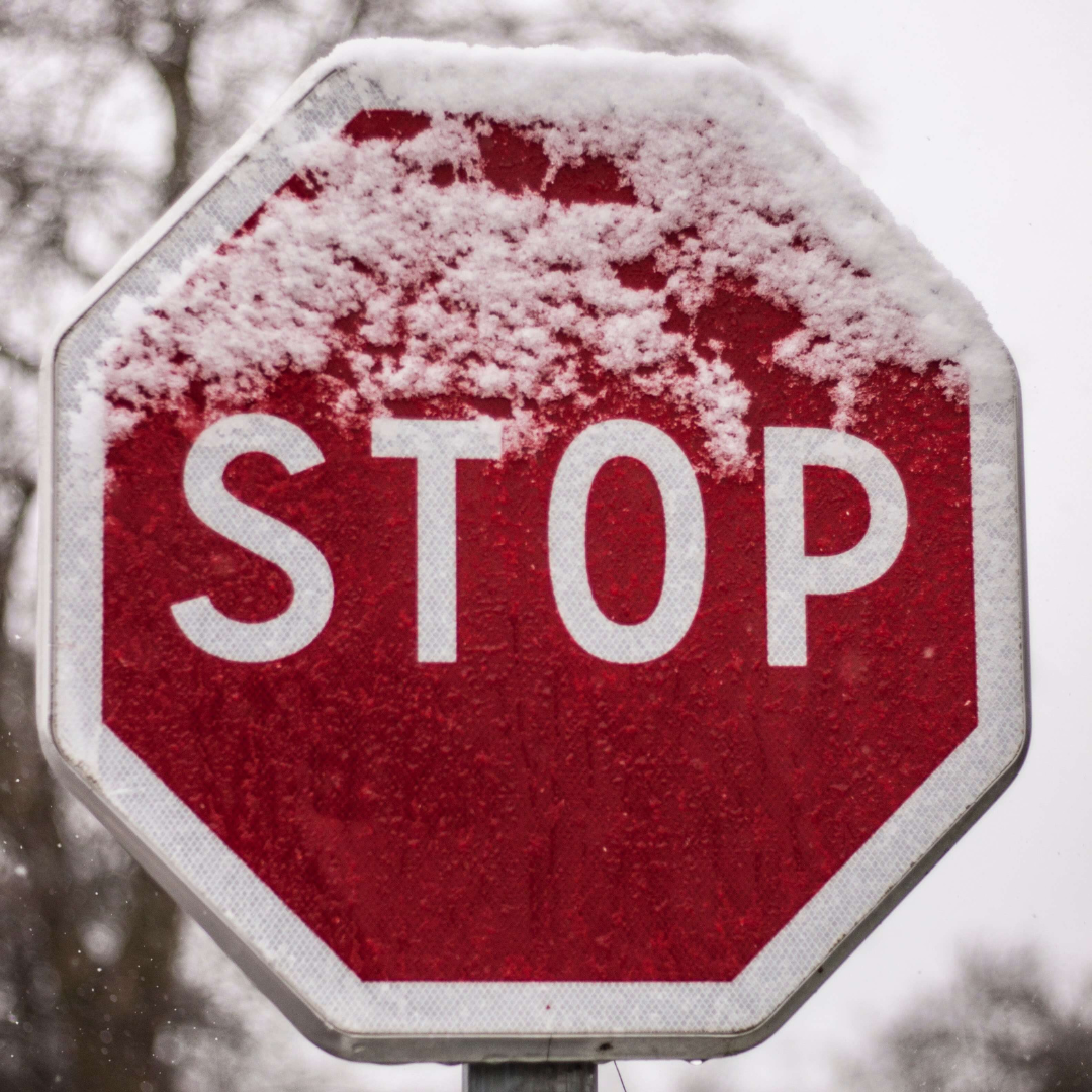 Дорожные знаки снег. Дорожный знак Снежинка. Знак стоп обои. Знак стоп занесен снегом. Обои стоп Лос.