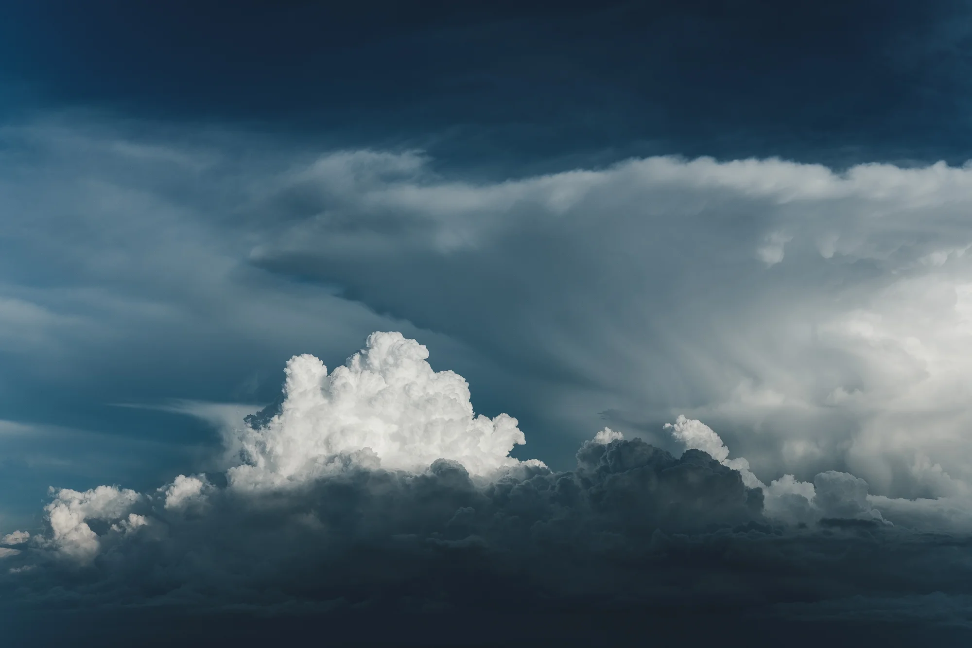 A clear sign the Sahara is behind us. Huge thunderstorms forming over the more humid terrain.