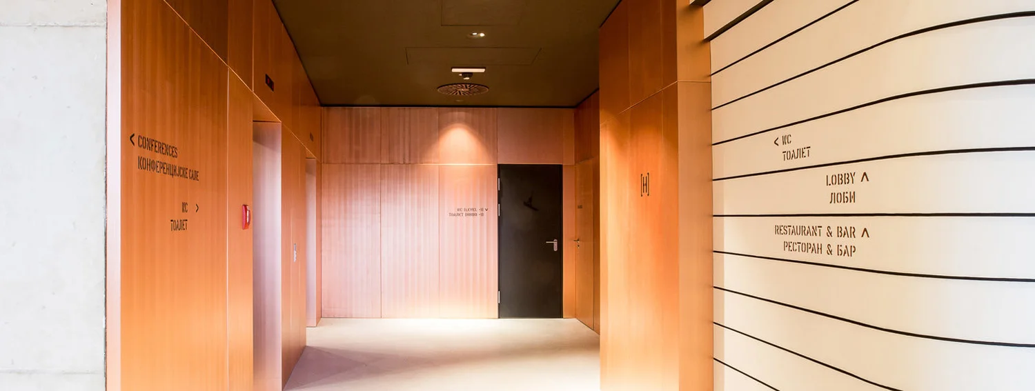 Leitsystem-auf-Holz-Hotel-Orientierung-modern.jpg