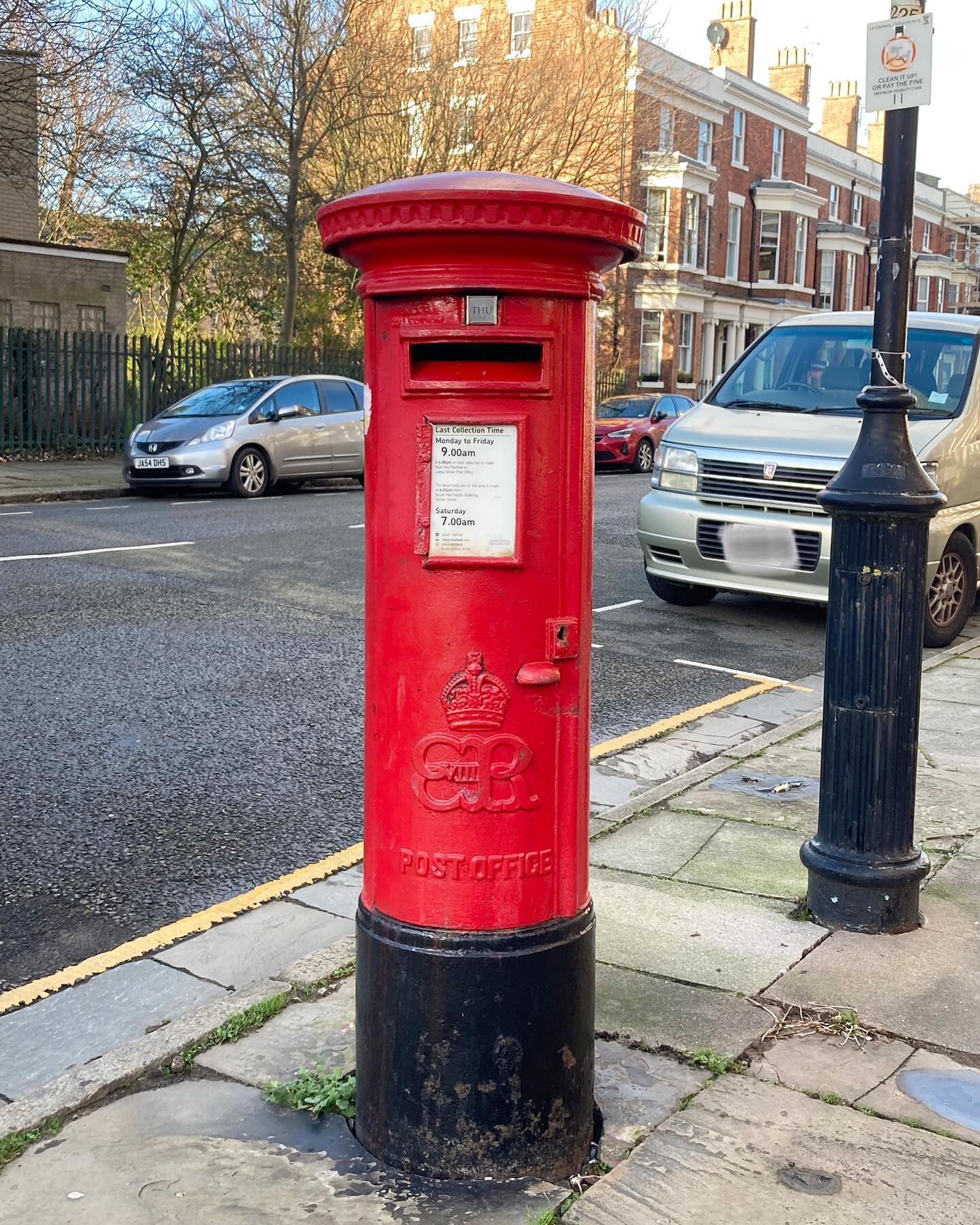 Spotted a post box bearing the Royal Cypher of King Edward VIII. These are very rare as Edward reigned for less than a year, abdicating in December 1936. Most boxes with his cypher were modernised or replaced, but not this one. The Letter Box Study G
