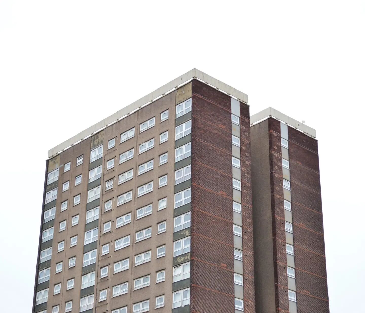 Naseby Grange&nbsp;🏙️ A 17 storey block in Burmantofts, adjacent to Cromwell Heights. It was built in 1965 and replaced terraced housing as part of Leeds&rsquo; slum clearance scheme.

📸 @flo.armitagehookes

#leeds #leedsarchitecture #highrise #lee