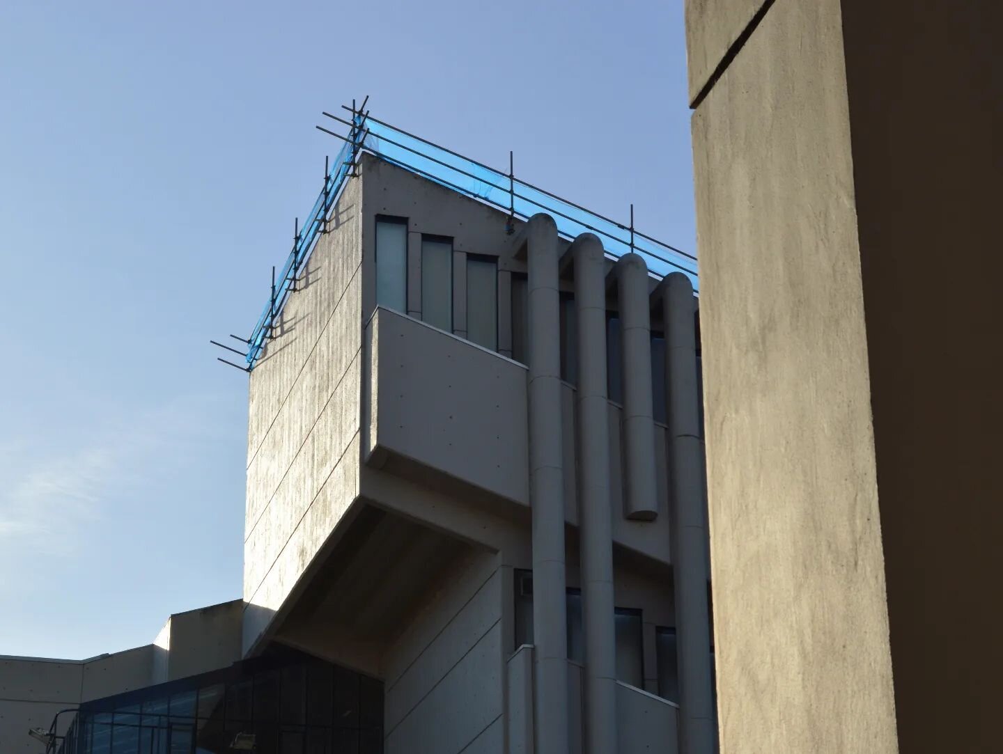 Roger Stevens Building in January 2023. Under maintenance? 🏗️👷

Let us know @uolcampusdevelopment !

#leeds #leedsarchitecture #brutalist #brutalleeds #leedsmodernist #universityofleeds #chamberlinpowellbon #uniofleeds #rogerstevens