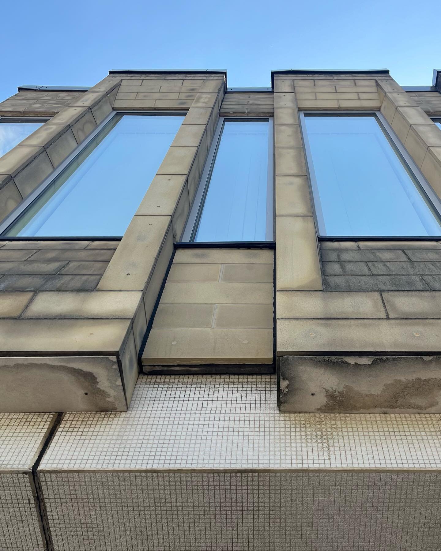 Bradford Magistrates&rsquo; Court
Clifford Brown 
1972

Possibly the grooviest tiles on any magistrates&rsquo; court 🤔

📸: @lisa_in_leeds 

#1970s #modernism #modernistarchitecture #builtenvironment #postwar  #architecture #bradford #architectureph