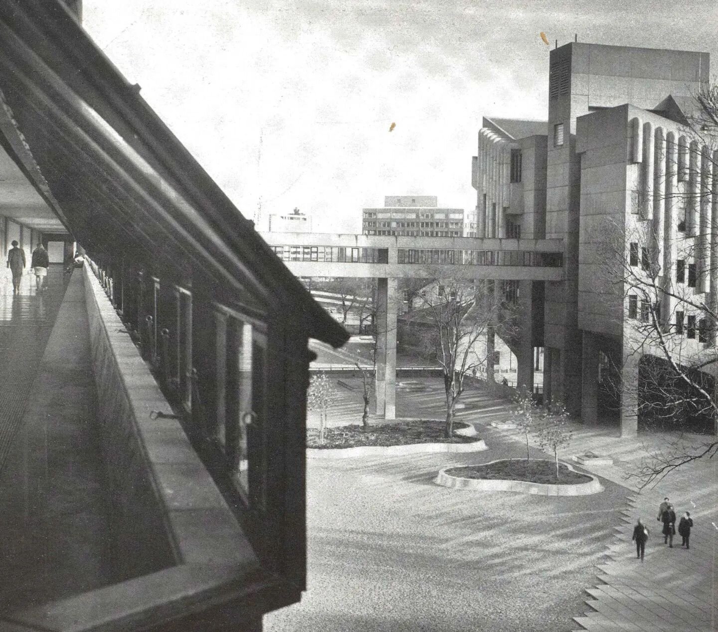 Roger Stevens Building &amp; Chancellor&rsquo;s Court from the Red Route &hearts;️ 🚨 🌶️ A high level walkway which connects 7 Chamberlin, Powell &amp; Bon buildings on the University of Leeds campus. When completed, it famously included the longest