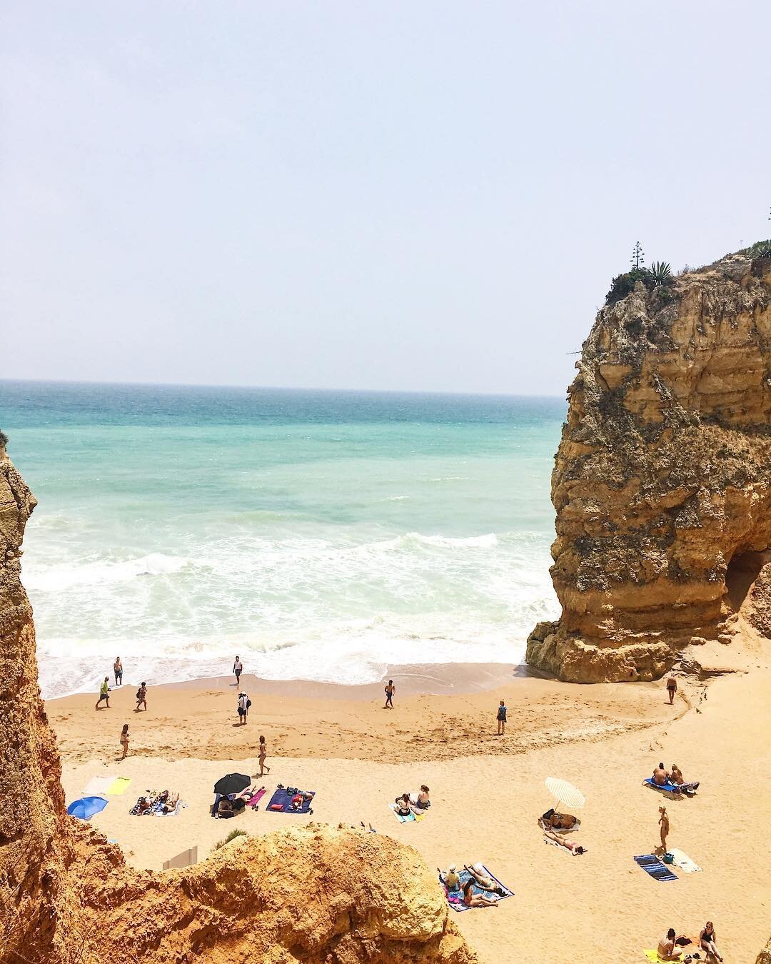 Next stop on our adventure in Portugal: Lagos! Quite possibly the crown jewel of the Algarve. Even with the high number of tourists this sleepy fishing village has retained all of its charm. 🎣 The perfect spot to unwind after a busy city visit to Li