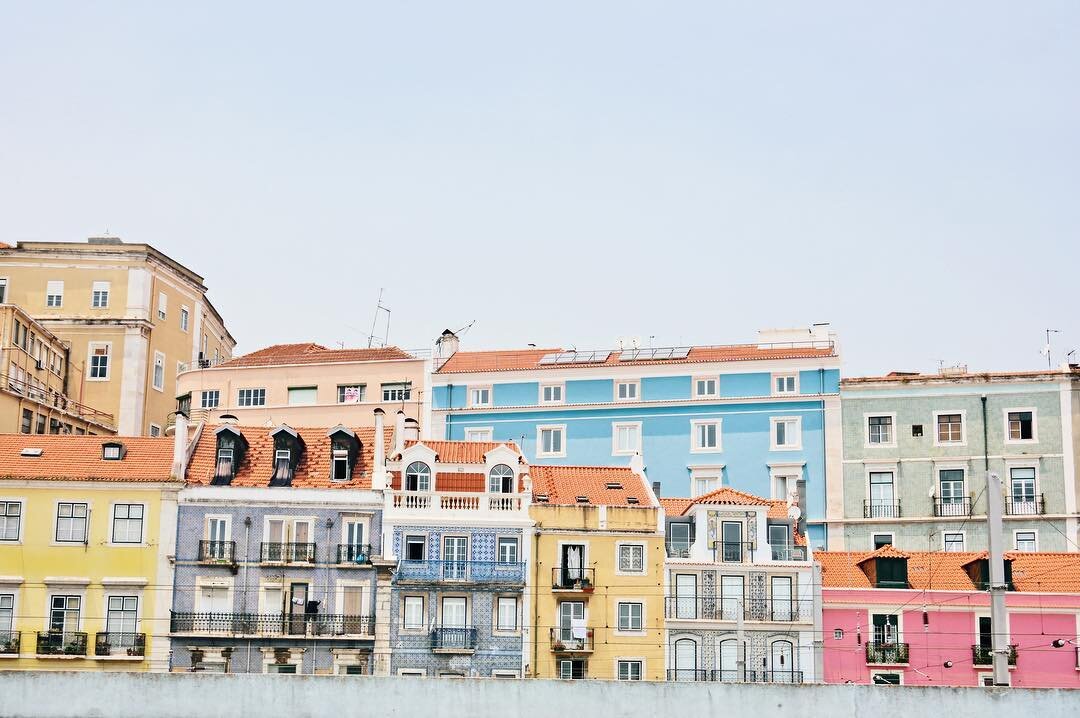 The color story of our dreams. Just love how their is inspiration around every corner in Lisbon. 〰 #traveltips #tuckedawayplaces #sikuexplores #portugal #whattodoinlisbon