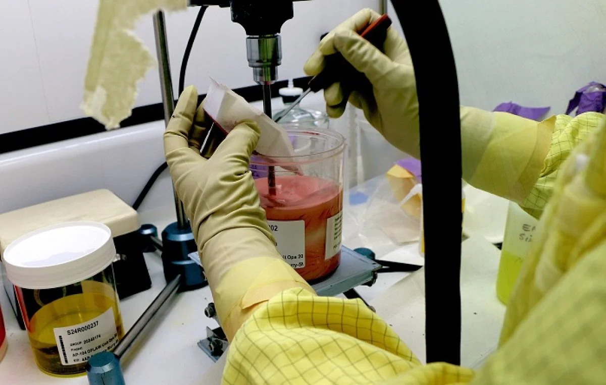  Navarro-ATL scientists prepare a slurry of treated tank waste and glass-forming compounds that were used to create a laboratory-scale test of vitrified tank waste. 