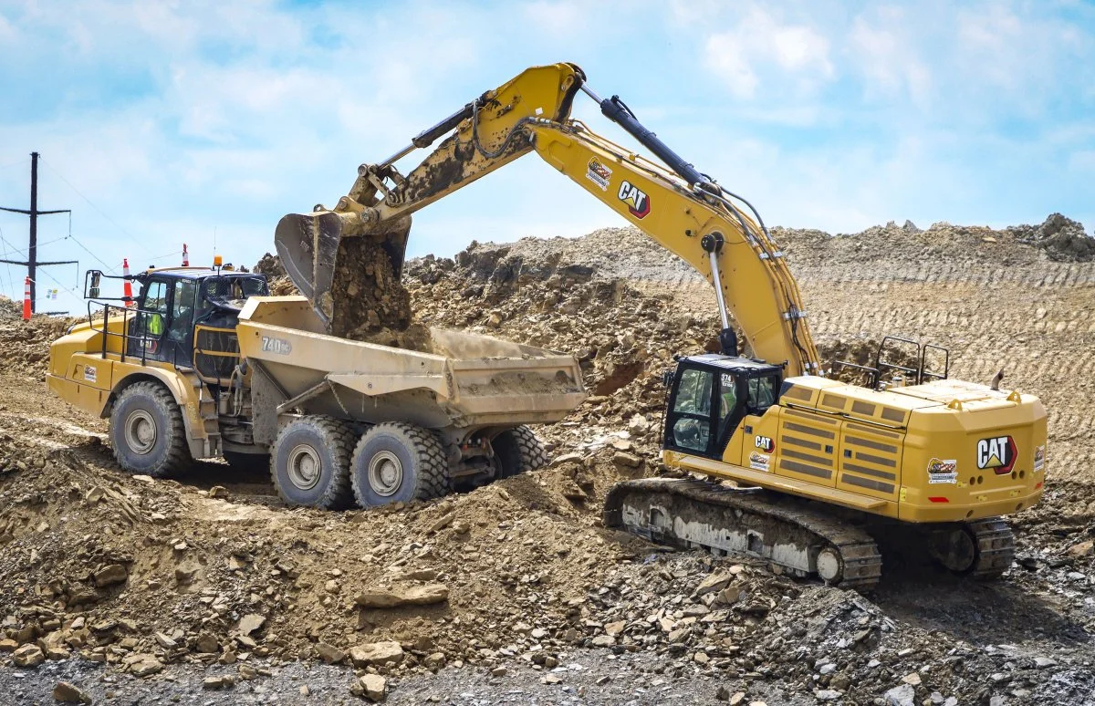  An excavator operator fills a dump truck near one of two cells being built at the On-Site Waste Disposal Facility at the Portsmouth Site. 