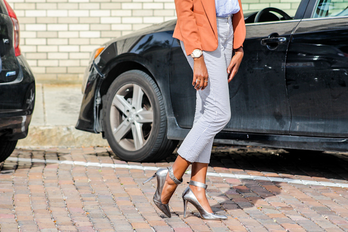 1. Dress the part Depending on what field of work you are going into- this may look different for everyone. For those aiming for more conservative positions stick to neutrals and basic suiting or fitted outfits. For those in more creative fields feel free to mix your creativity and professionalism for a perfectoutfit. This may mean incorporating more colors, prints and accessories. But please leave the streetwear at home.