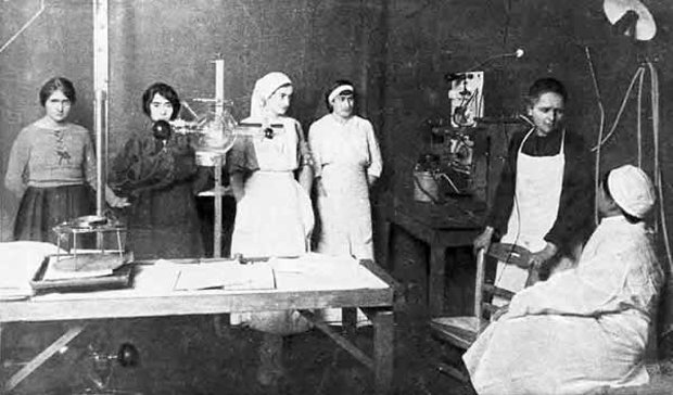 Marie Curie (second from right) instructs nurses in radiology, via Médecins de la Grande Guerre