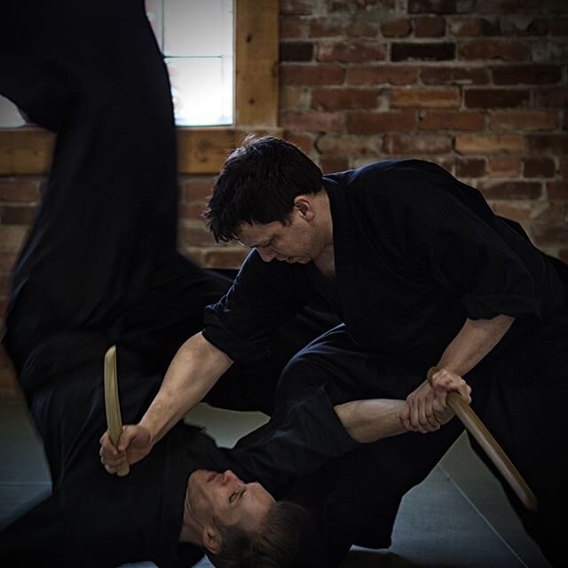 Throwing uke during a tantojutsu kata  #剣術 #短刀 #短刀術 #古流 #古武道 #古武術 #心影流 #柔術 #清心武館 #kenjutsu #tanto #tantojutsu #jujutsu #koryu #kobudo #kobujutsu #japanesemartialarts #martialarts #ottawamartialarts #martialartsottawa #ottawaaikikaidojo #ottawakenjuts