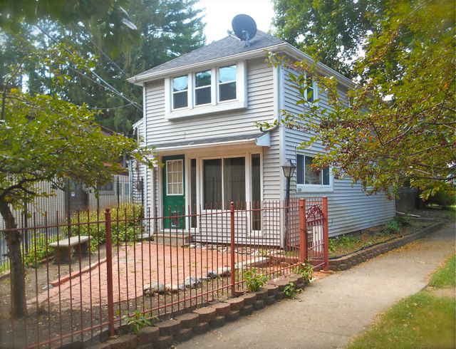 AVAILABLE 1504 Callender • 2 BR