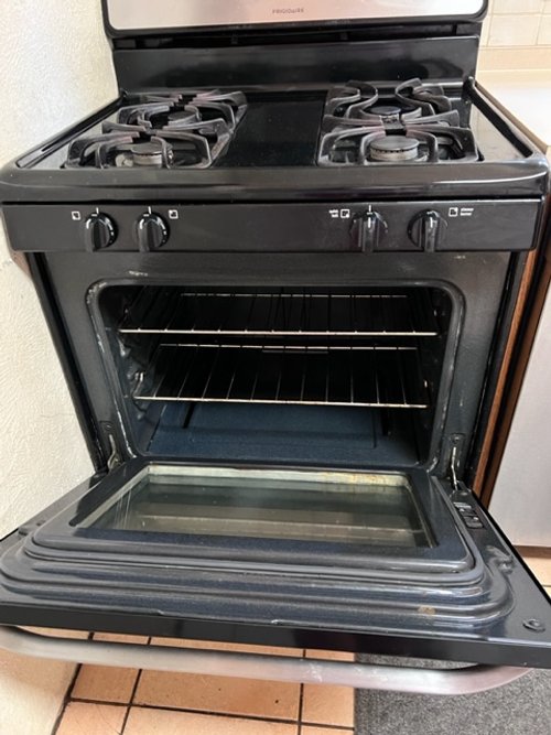 1023 kitchen stove.jpg