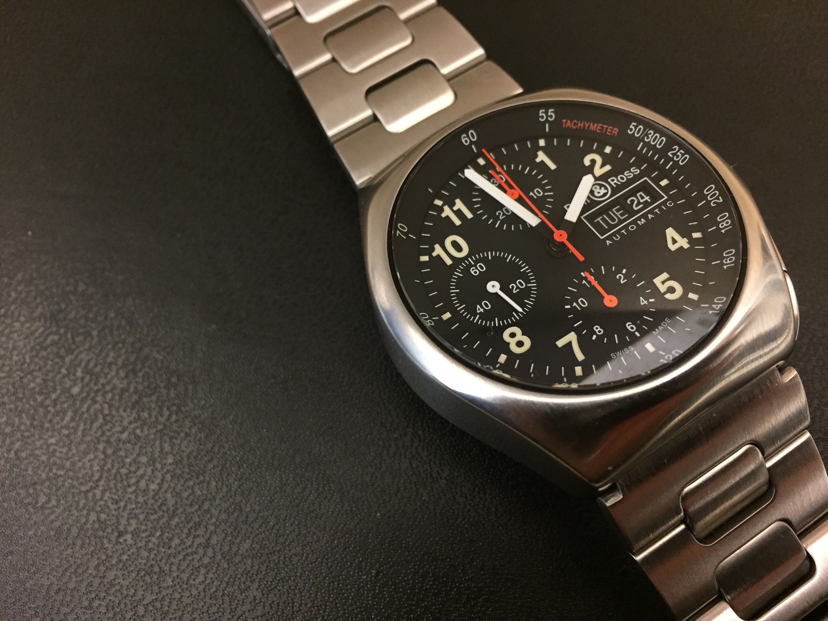 Information reading is absolutely intuitive. White hands for time function and red hands for chronograph function. 