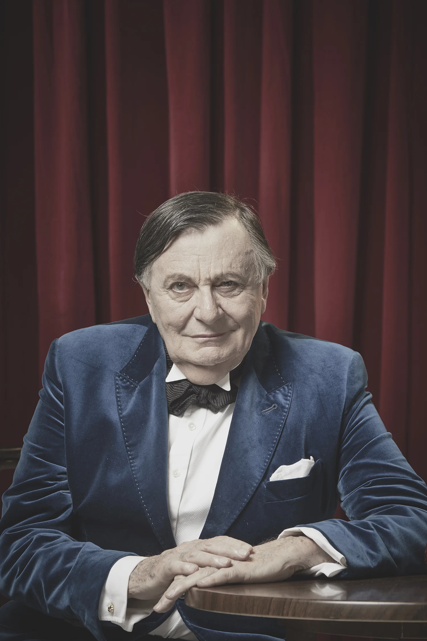james_green_photography_portrait_barryhumphries_1.jpg