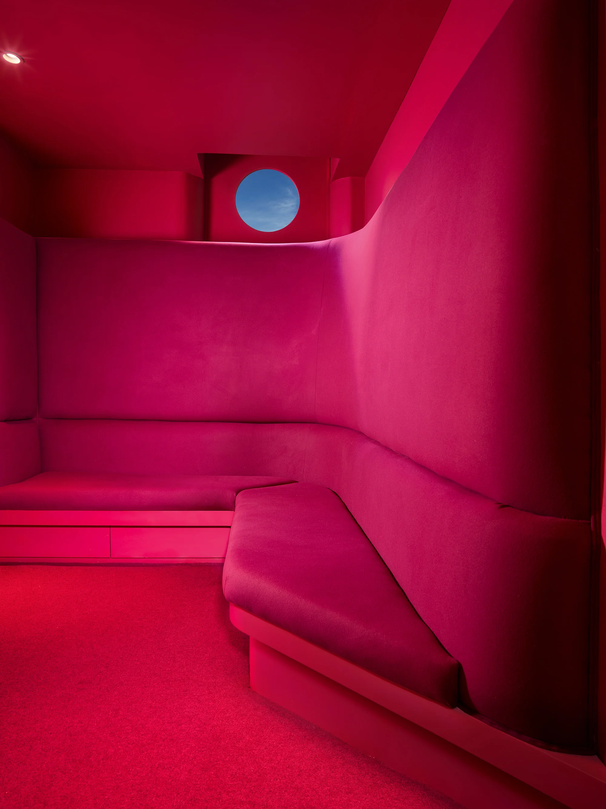 Yelo Spa built-in benches