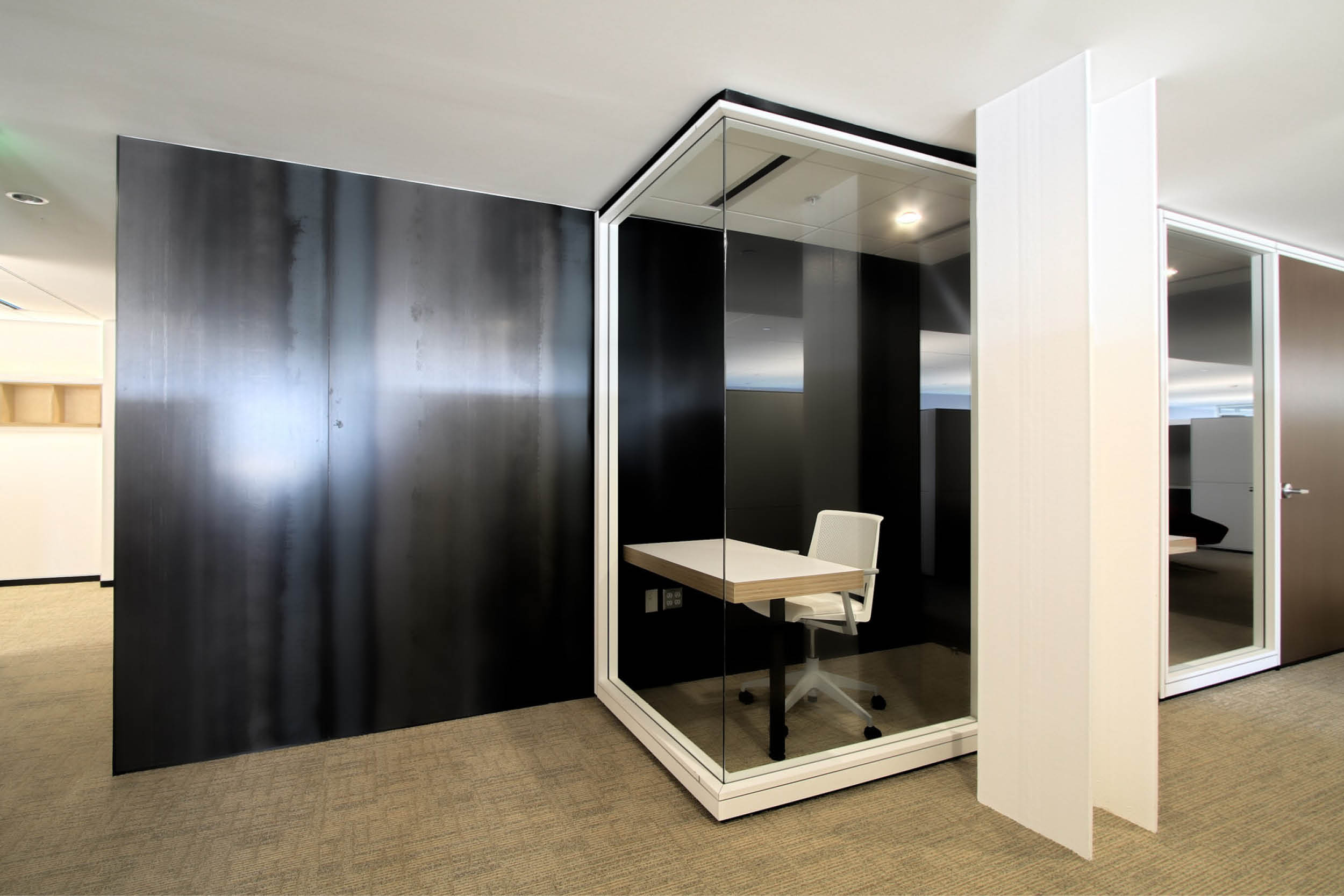 Modern Commercial Office | White Glass Black Steel | RES4