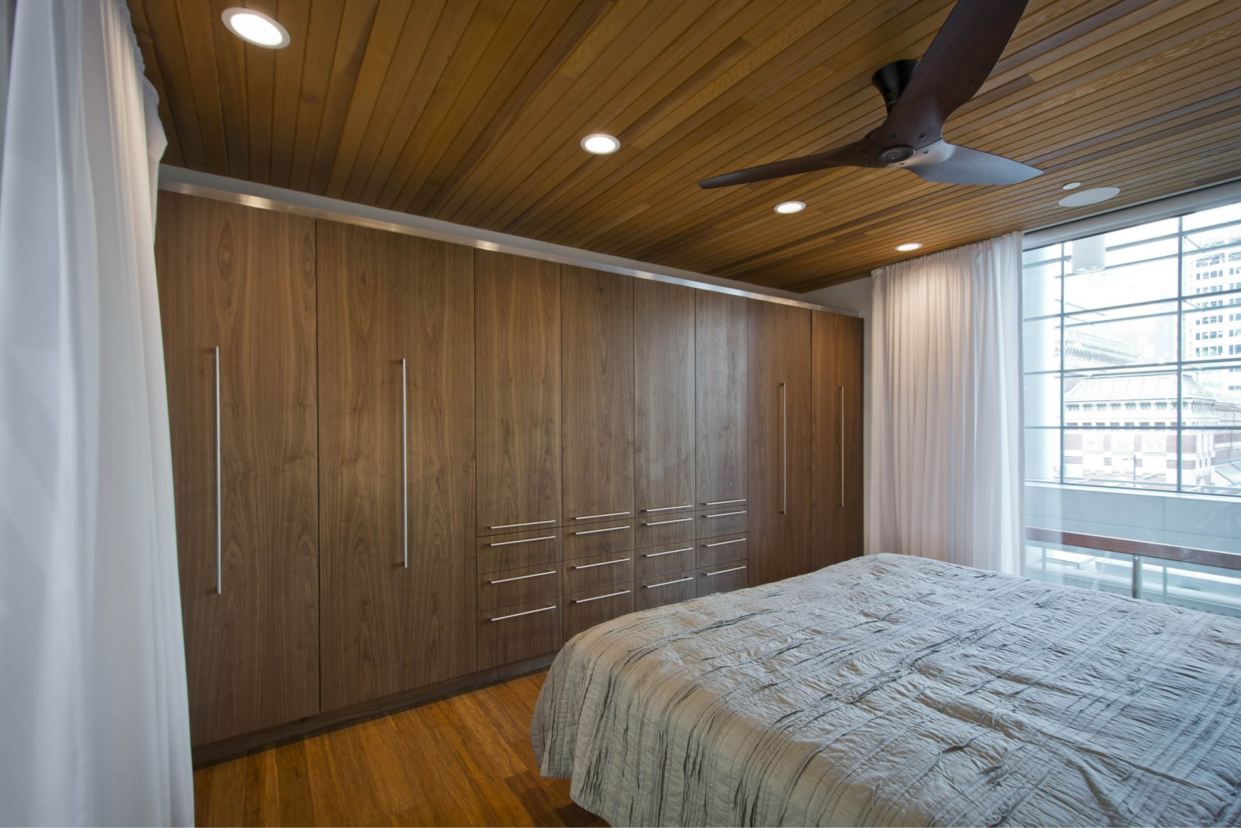 Modern Modular Prefab Cabin House | Greenbuild | Philadelphia | Bedroom Cedar Ceiling Built In Bed Cabinetry Sliding Doors | RES4