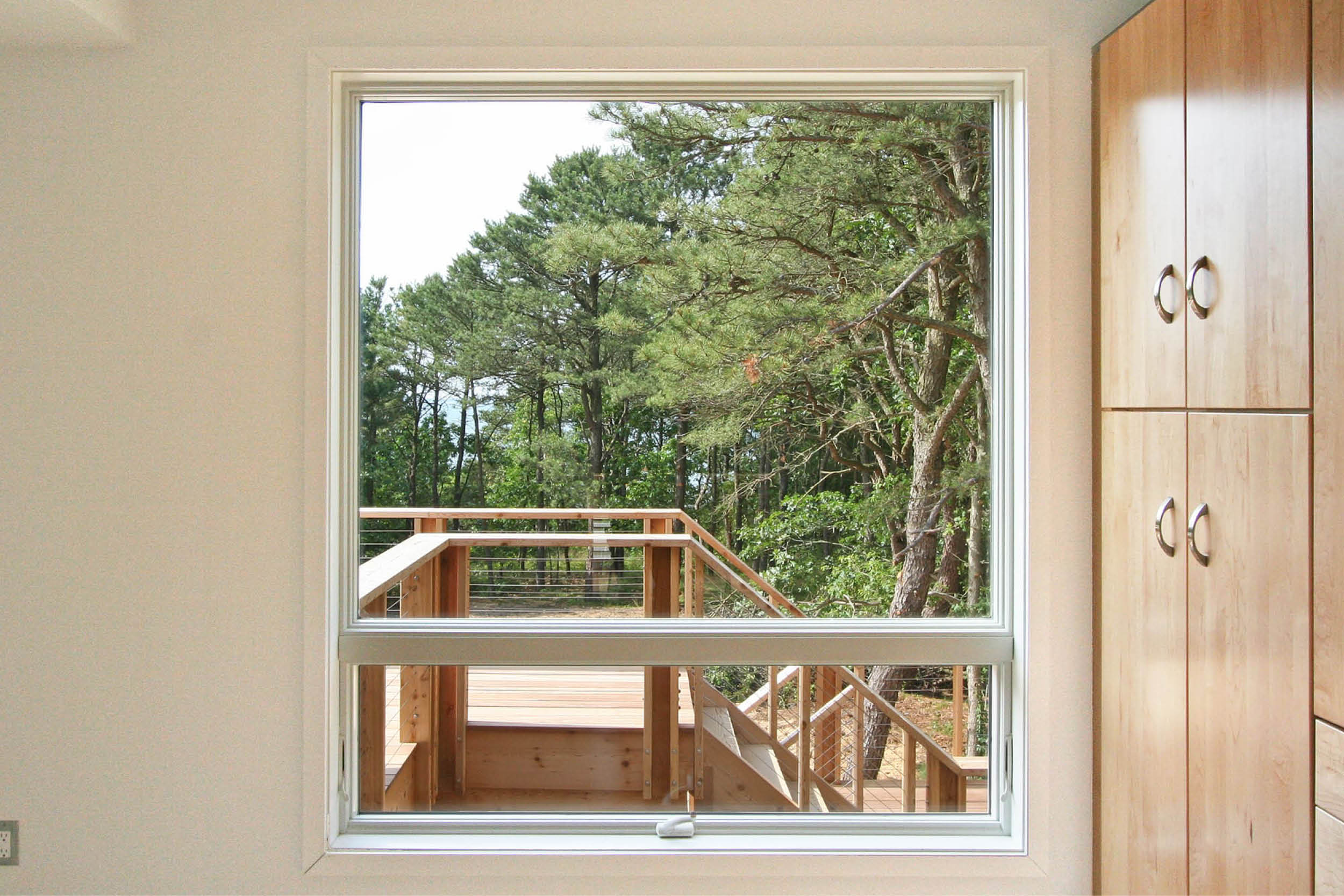 Modern Modular Prefab Peconic Bay House | Shinnecock Hills Hamptons New York | Ipe Deck Cedar Railings Built In Custom Cabinets | RES4