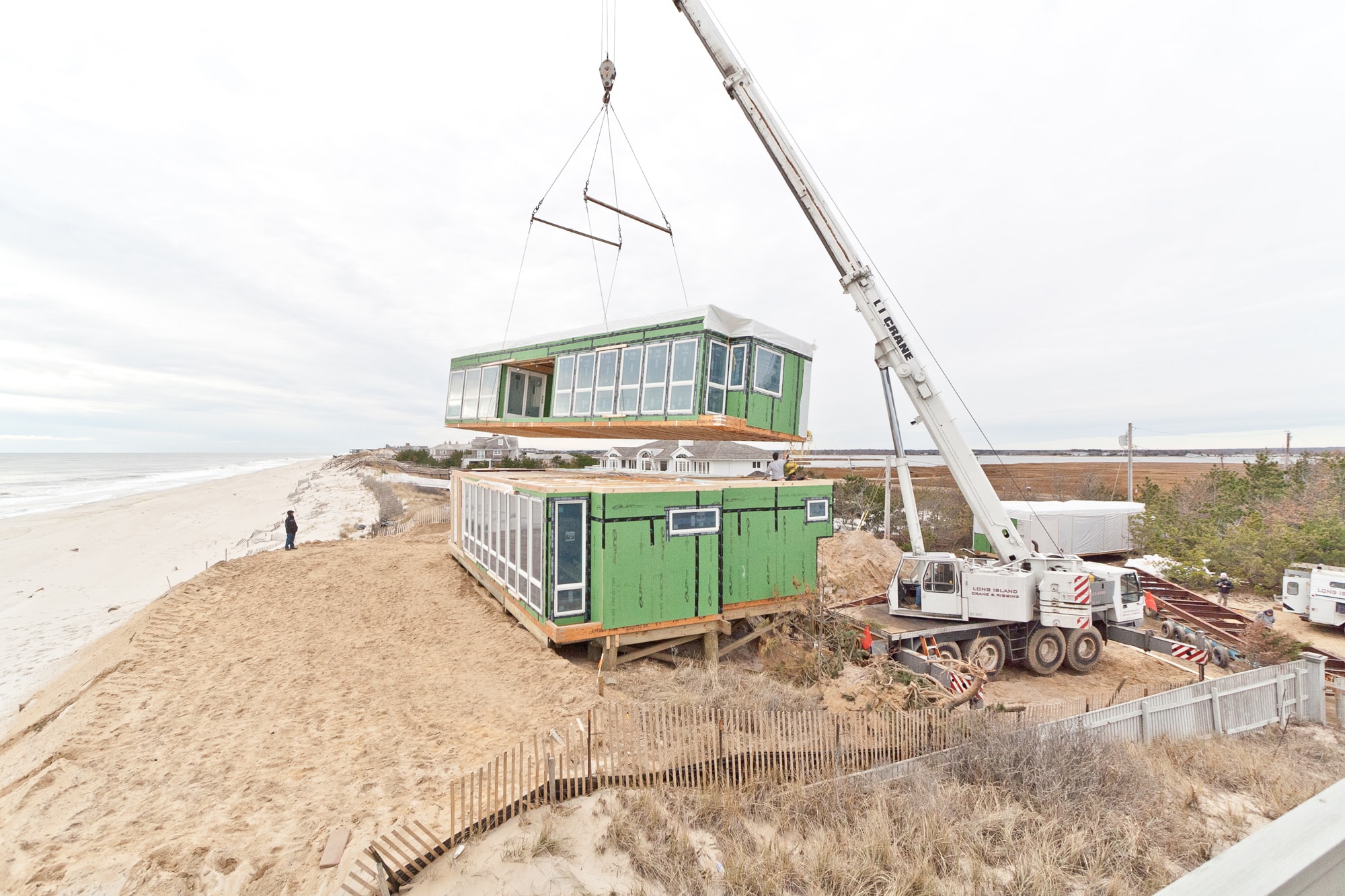 res4-resolution-4-architecture-modern-modular-prefab-dune-road-beach-house-set.jpg