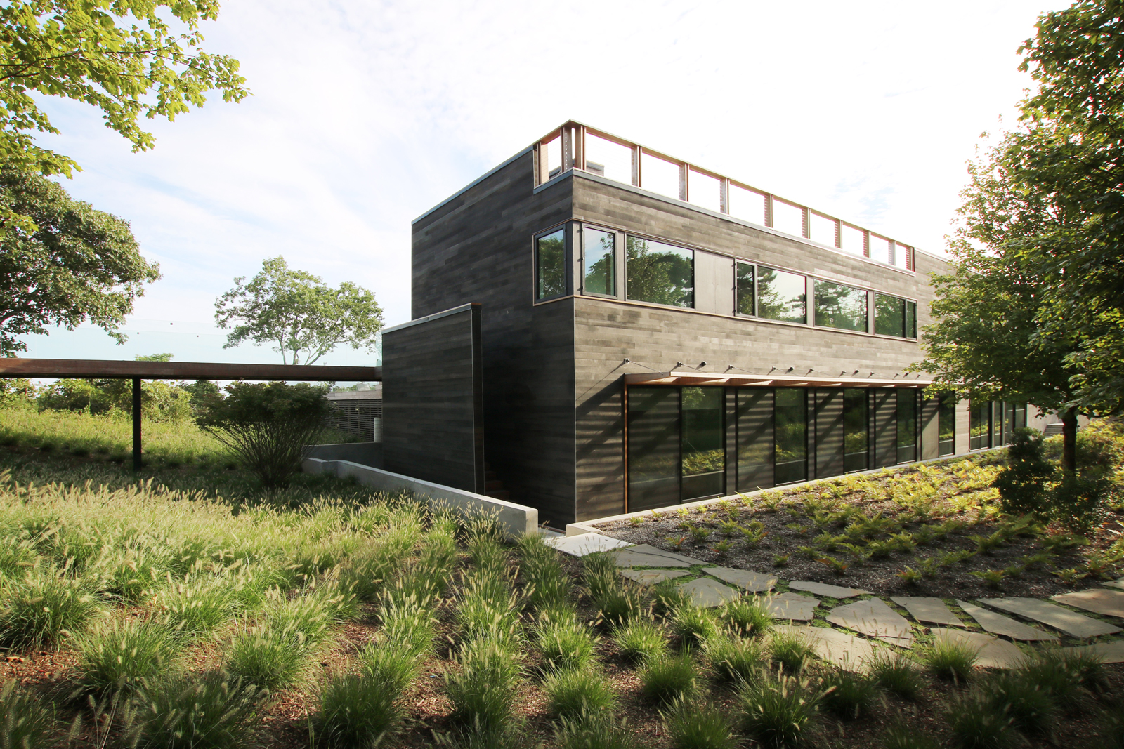 res4-resolution-4-architecture-modern-modular-house-prefab-amagansett-addition-exterior-facade-perspective-view-landscape.jpg