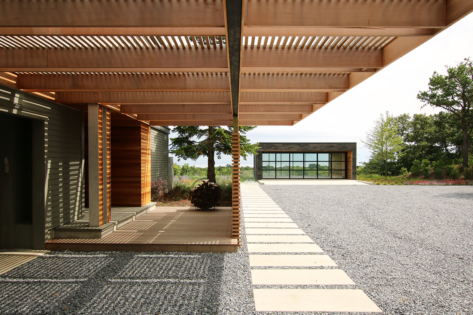 res4-resolution-4-architecture-modern-modular-house-prefab-amagansett-addition-exterior-roof-shade-trellis-garage.jpg