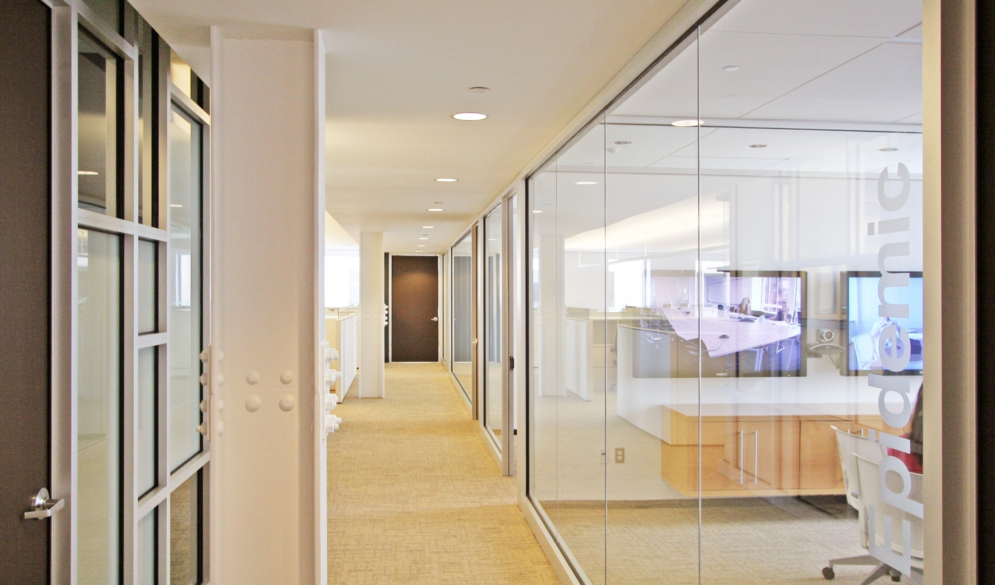 res4-resolution-4-architecture-modern-commercial-rms-riskmanagementsolutions-hoboken-newjersey-interior-office-hallway-1.jpg