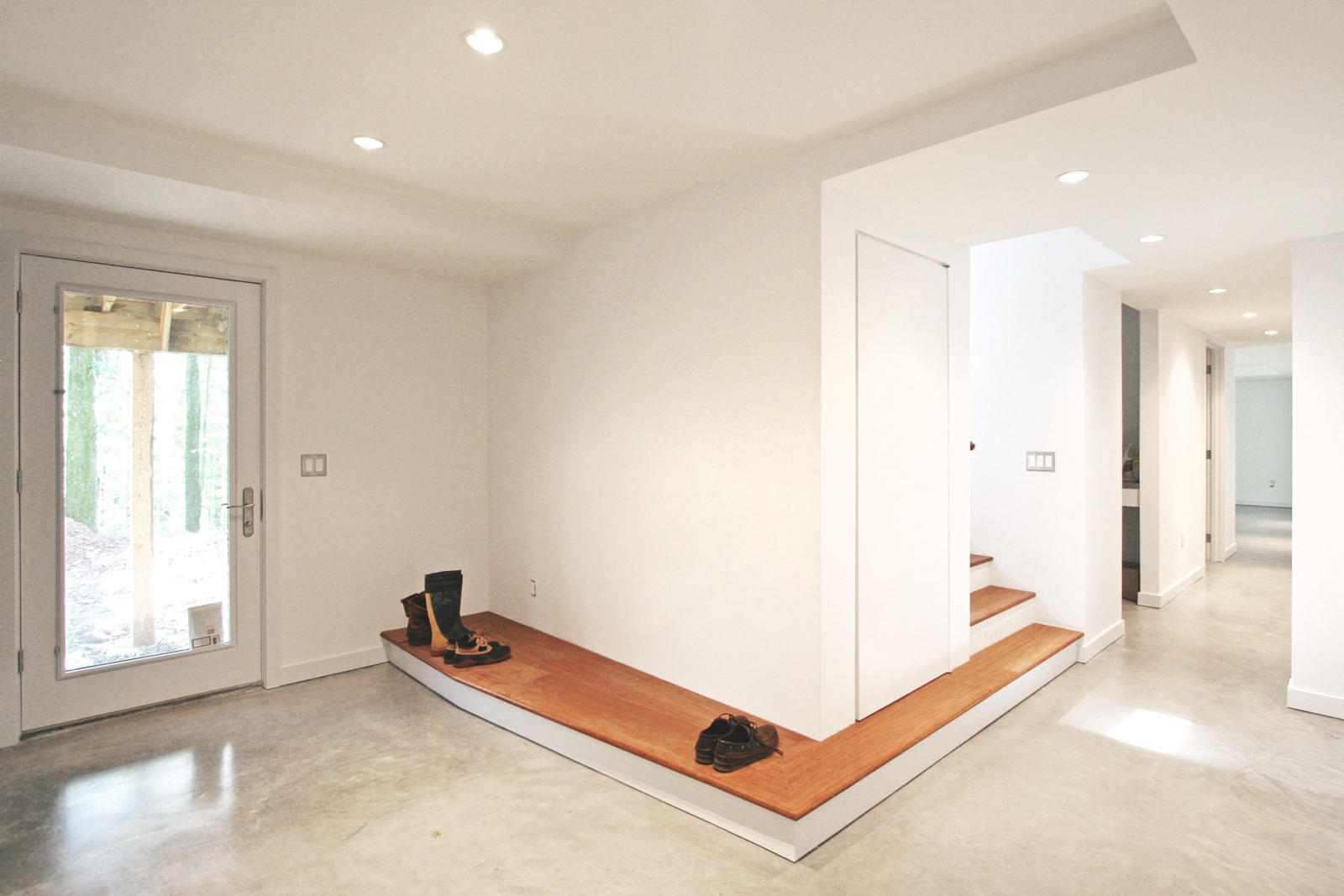 res4-resolution-4-architecture-modern-modular-house-prefab-harmony-hill-interior-entry-hallway-stairs.jpg