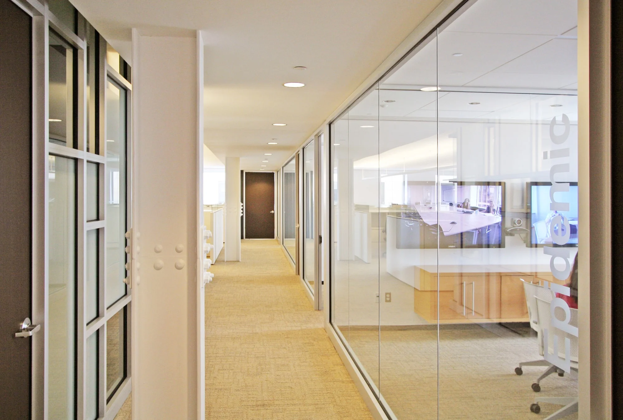 res4-resolution-4-architecture-modern-commercial-rms-riskmanagementsolutions-hoboken-newjersey-interior-office-hallway-1.jpg