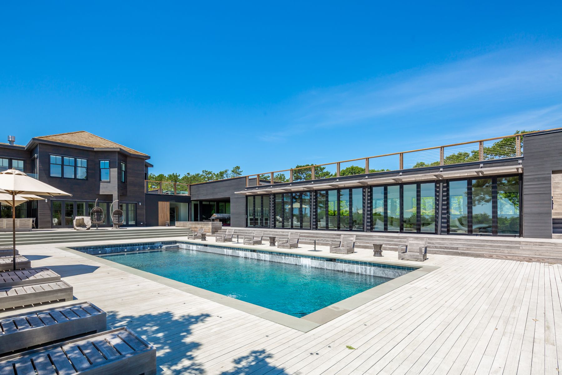 res4-resolution-4-architecture-modern-modular-house-prefab-amagansett-addition-exterior-lounge-pool-deck-trellis-shade.jpg